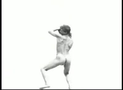 Pferd und Reiter springen über ein Hindernis